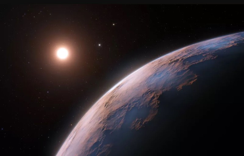 Representación artística de Próxima d, un candidato a planeta encontrado recientemente en órbita alrededor de la estrella enana roja Próxima Centauri, la estrella más cercana a nuestro sistema solar. Se cree que el planeta es rocoso y tiene una masa de aproximadamente una cuarta parte de la de la Tierra. En la imagen también se ven otros dos planetas que se sabe que orbitan Próxima Centauri: Próxima b, un planeta con aproximadamente la misma masa que la Tierra que orbita la estrella cada 11 días y está dentro de la zona habitable, y el candidato Próxima c, que está en una órbita de cinco años alrededor de la estrella