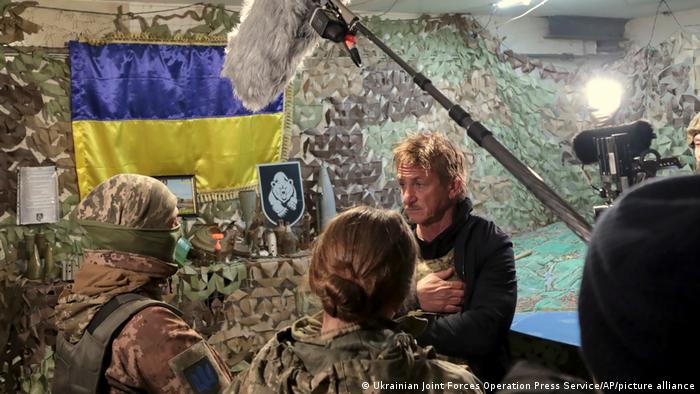 Sean Penn habla con militares de las Fuerzas Armadas de Ucrania