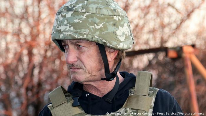 Sean Penn visita posiciones de las Fuerzas Armadas de Ucrania cerca de la línea del frente con los separatistas apoyados por Rusia en la región de Donetsk, Ucrania, el jueves 18 de noviembre de 2021