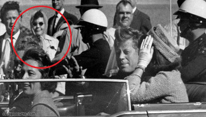 Fotografía durante el asesinato de Kennedy donde se ve la misteriosa mujer