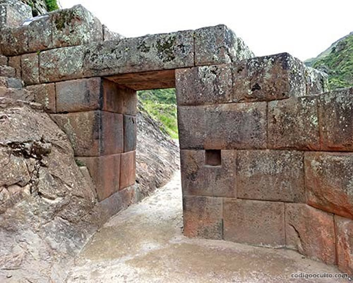 Amaru Punku, Puerta de las Serpientes, dintel que integra el complejo de Machu Pichu, Cuzco, Perú