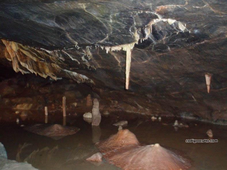 Estalactitas y estalagmitas en la cueva de Gough