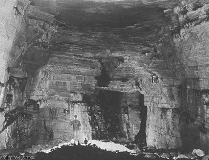Interior de Cueva de los Tayos, y una enigmática puerta que se cree obra de gigantes