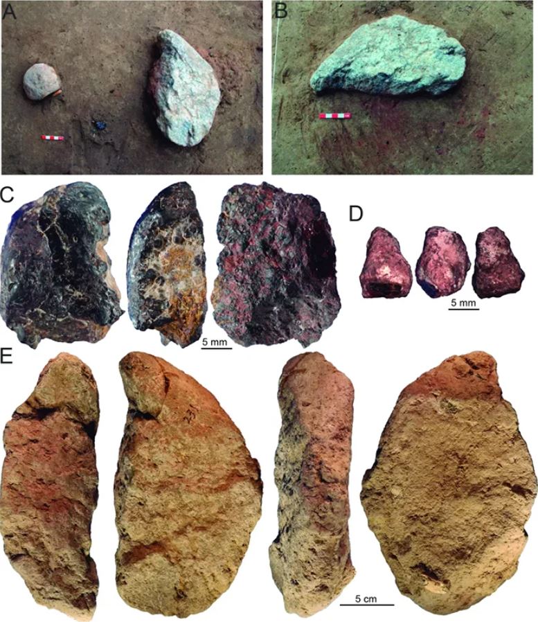 Las piezas de color ocre y el equipo de procesamiento encontrados en el sitio fueron descubiertos en un parche de sedimento teñido de rojo