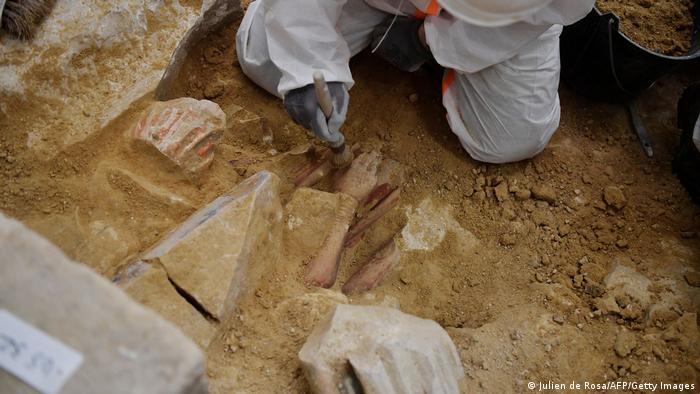 Además del sarcófago de plomo, se encontraron otras figuras talladas en piedra. En la imagen: manos de piedra talladas