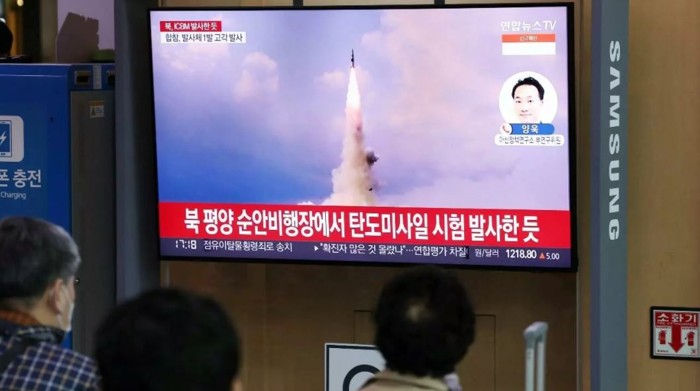 Fotografía del 24 de marzo de 2022, que muestra un grupo de personas en Seúl, Corea del Sur, que observa un informe de noticias sobre la prueba de misiles balísticos intercontinentales (ICBM), el 24 de marzo de 2022