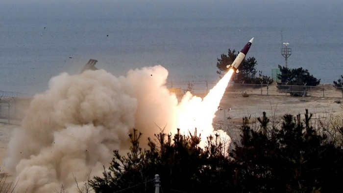 Fotografía del 24 de marzo de 2022, que muestra un proyectil ATACMS (Sistema de Misiles Tácticos del Ejército) que se lanza desde un lugar no revelado, después de que Seúl denunciara que Corea del Norte disparó un misil balístico intercontinental que cayó en el mar japonés