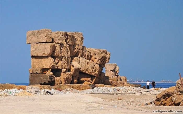 La antigua muralla una vez abarcó toda la isla. Los bloques de piedra son enormes.