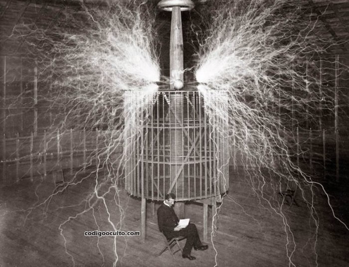 Nikola Tesla en su laboratorio