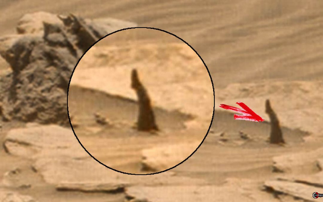 Un objeto anómalo sobresale de la superficie de Marte