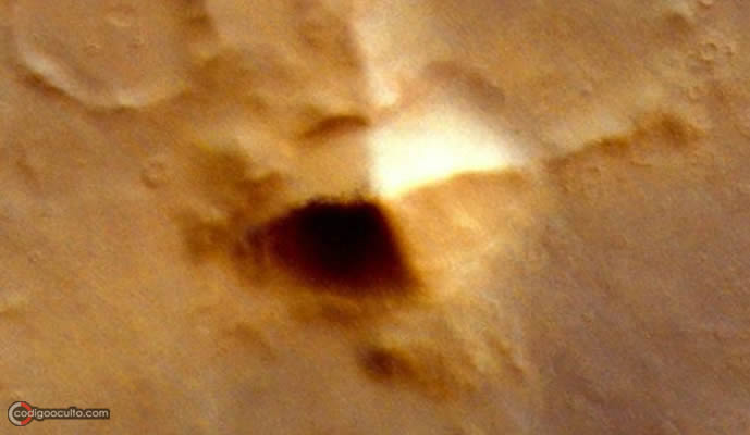 Primer plano a la misteriosa estructura hallada sobre la superficie de Marte