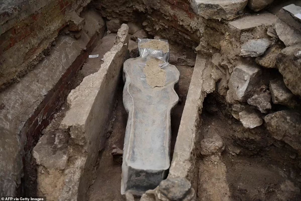Arqueólogos hallaron tumbas antiguas y un sarcófago de plomo (en la foto) que data del siglo XIV debajo de la catedral de Notre Dame, en lo que se ha descrito como un descubrimiento "notable"