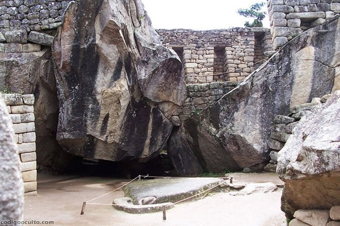 El Templo del Cóndor inquietante construcción localizada en el interior de Machu Pichu que parece configurar el aterrizaje de un cóndor como representación celestial (Hanan Pacha), en su descenso hacia el mundo inferior (Uku Pacha)