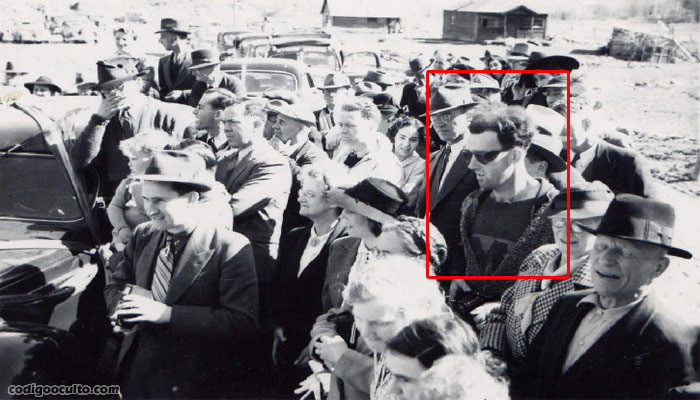 Misterioso hombre con un vestuario nada habitual para 1941 y lo que parece ser una cámara digital