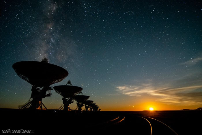 Very Large Array en las llanuras de San Agustín, a unos 80 km al oeste de Socorro, Nuevo México. El VLA se está asociando con el Instituto SETI para capturar datos en busca de señales inteligentes