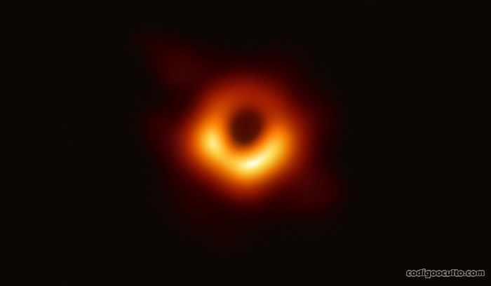 Imagen del núcleo de M87 tomada por el Event Horizon Telescope utilizando ondas de radio de 1.3 mm. El punto oscuro central es la sombra del agujero negro y es más grande que el horizonte de sucesos del agujero negro