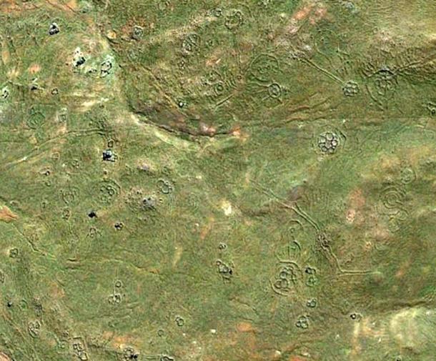 Captura de pantalla de Google Earth que muestra un área en Sudáfrica con estructuras de piedra y movimientos de tierra antiguos