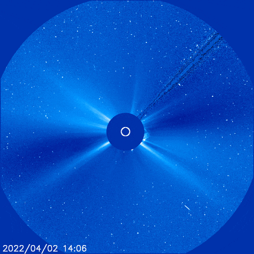 El día 2 de abril, la mancha solar AR2975 explotó y causó una llamarada solar de clase M4 de larga duración. Afortunadamente la solar no apuntaba a la Tierra