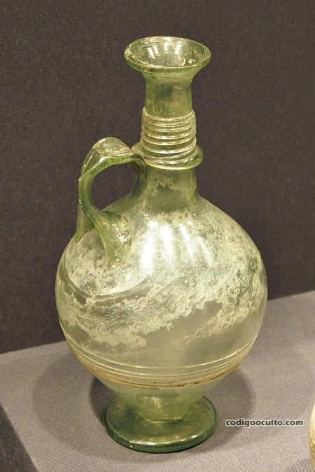 Jarra de vidrio romana procedente de Hispania. Museo de Valladolid, España