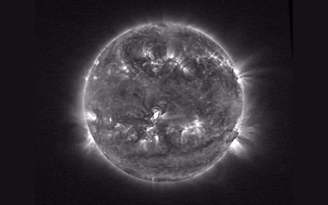 Mancha solar “muerta” lanza una bola de plasma hacia la Tierra