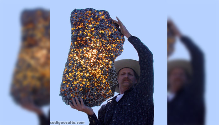 Marvin Killgore sosteniendo el trozo del meteorito en su poder