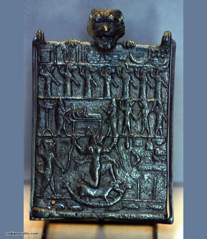 Placa de bronce con relieves apotropaicos contra Lamashtu, periodo neoasirio (934-609 a. C.). La cabeza de la parte superior representa al demonio Pazuzu, su consorte y enemigo. Esta obra se encuentra en el Museo del Louvre de París