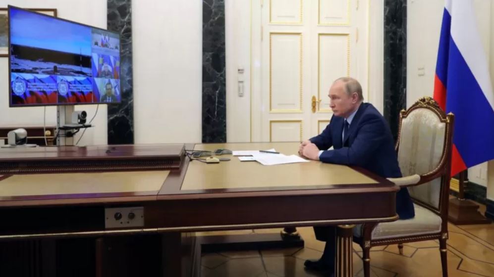 Vladimir Putin observando el lanzamiento del Sarmat