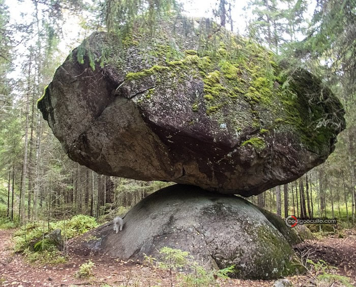 Kummakivi, la misteriosa roca en equilibrio