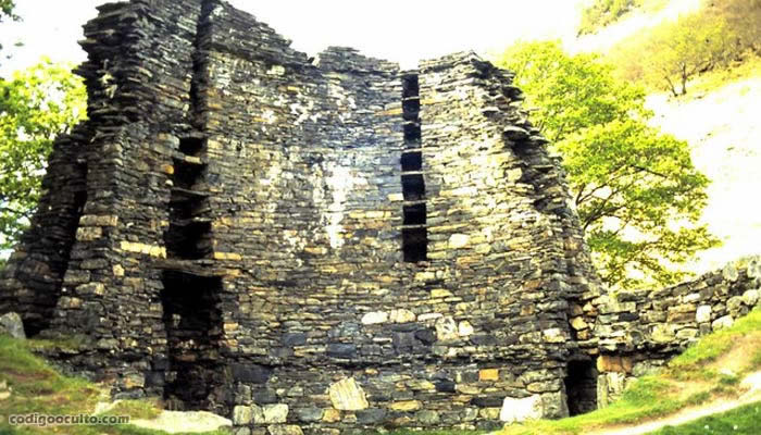 Dun Telve Broch, en Escocia. Se dice que su interior se encontró la tumba de un gigante