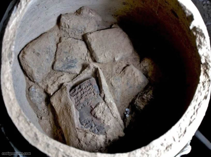 Una de las vasijas de cerámica que contiene tablillas cuneiformes