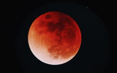 Un eclipse lunar total teñirá de rojo la Luna la noche del 15 de mayo