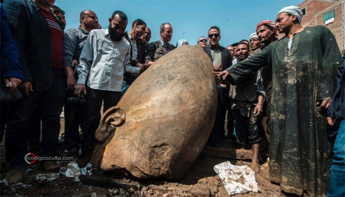 Estatua con el cráneo alargado de Ramsés II en el Cairo