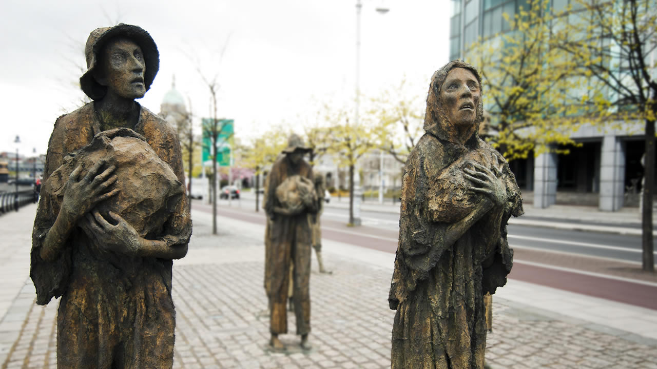 Estatuas que representan la "hambruna"
