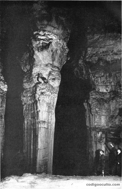 Mammoth Cave una de las cavernas más extensas del mundo, y donde se dice existe un acceso hacia la tierra hueca