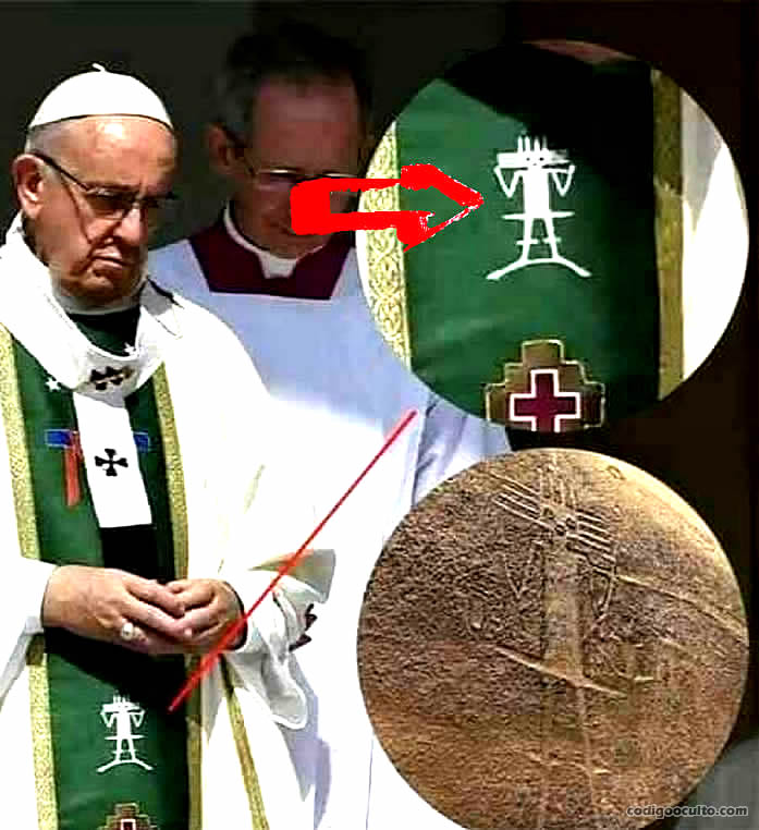 El Papa Francisco portando la casulla que muestra en la guarda central el diseño del Gigante de Atacama