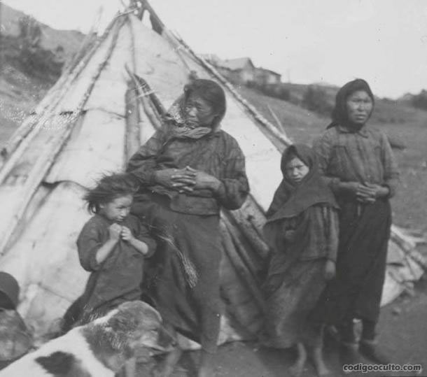 Mujeres y niños Ket. Fotografía de 1913