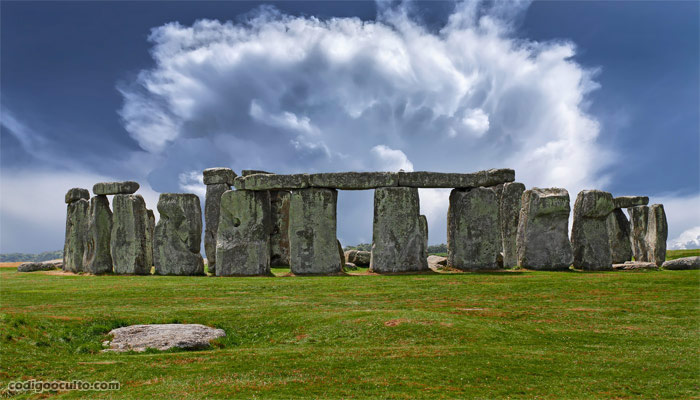 En los alrededores de Stonehenge se descubrió un gigante de 4.52 metros de altura