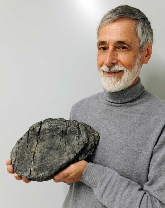 Heinz Furrer con la vértebra de ictiosaurio gigante