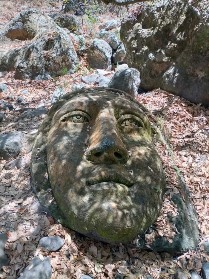 Una de las cabezas de piedra gigantes en Querétaro