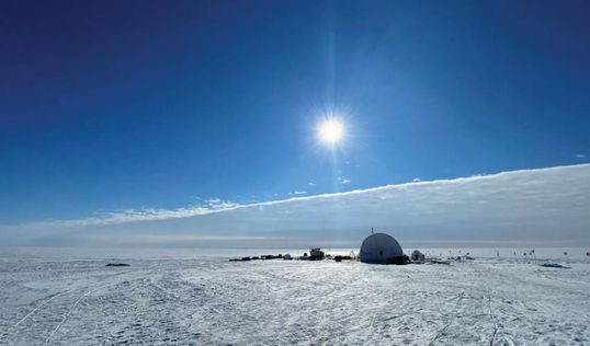 Campamento base del equipo científico de perforación del hielo en la Antártida