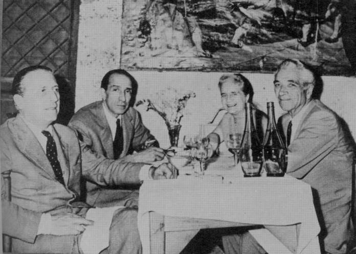 El cónsul Alberto Perego, primero a la izquierda, retratado junto a George Adamski quién apoyó su trabajo