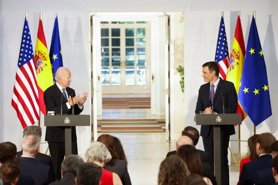 El presidente del gobierno español, Pedro Sanchez, recibe en el Palacio de la Moncloa al presidente estadounidense, Joe Biden, en el marco de la cumbre de la OTAN