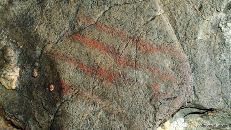 Cueva de ardales: cuatro huellas hechas con dedos de colores