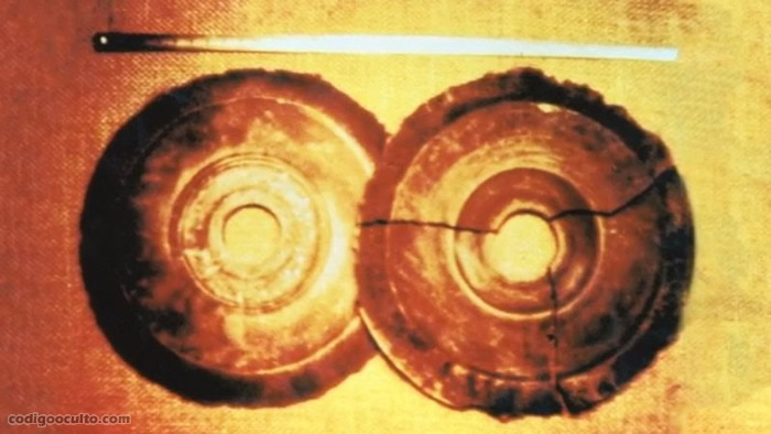 En 1974 el ingeniero austríaco Ernst Wegerer retrató dos extraños discos en un museo de China. La leyenda los atribuye a los Dropa, aunque nunca se pudo probar su autenticidad. Actualmente se desconoce su localización