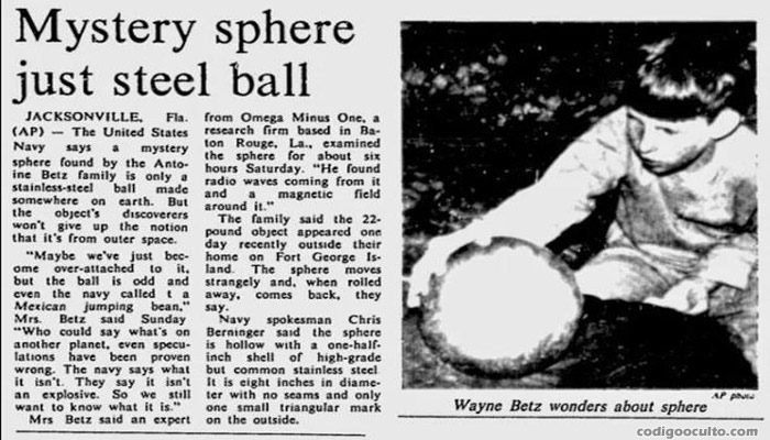 Recorte de prensa de el pequeño Wayne Betz junto a la esfera