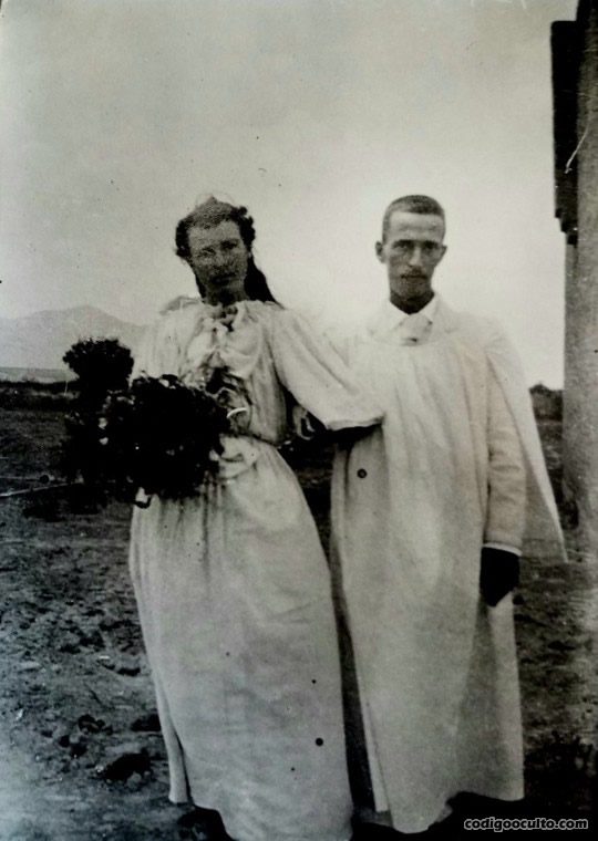 Foto de dos Faithists (Fielistas), seguidores de Oahspe, retratados en 1890 durante su estancia en la controvertida Colonia de Shalam que buscó la creación de una raza mejorada