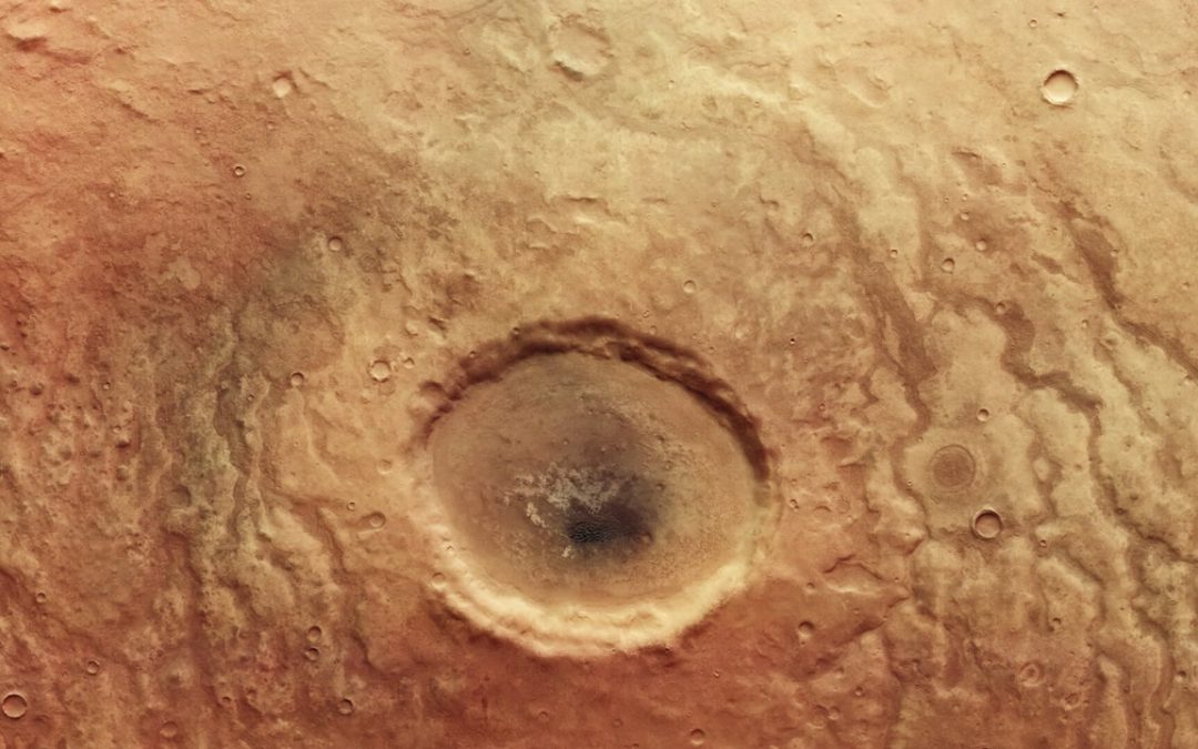 Un “Ojo ENORME” nos observa desde Marte: imagen revela un cráter similar a un “gran ojo” en el Planeta Rojo