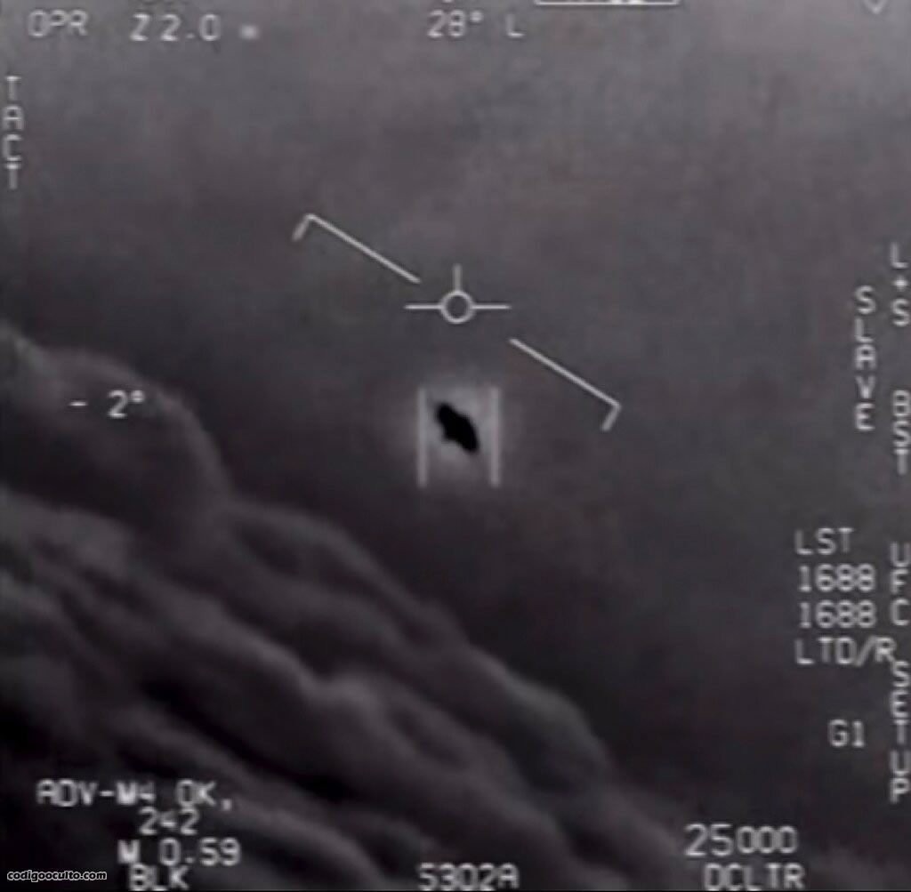 Esta imagen de captura de video obtenida el 28 de abril de 2020 por cortesía del Departamento de Defensa de EE. UU. muestra parte de un video no clasificado tomado por pilotos de la Armada que ha circulado durante años y muestra interacciones con "fenómenos aéreos no identificados"