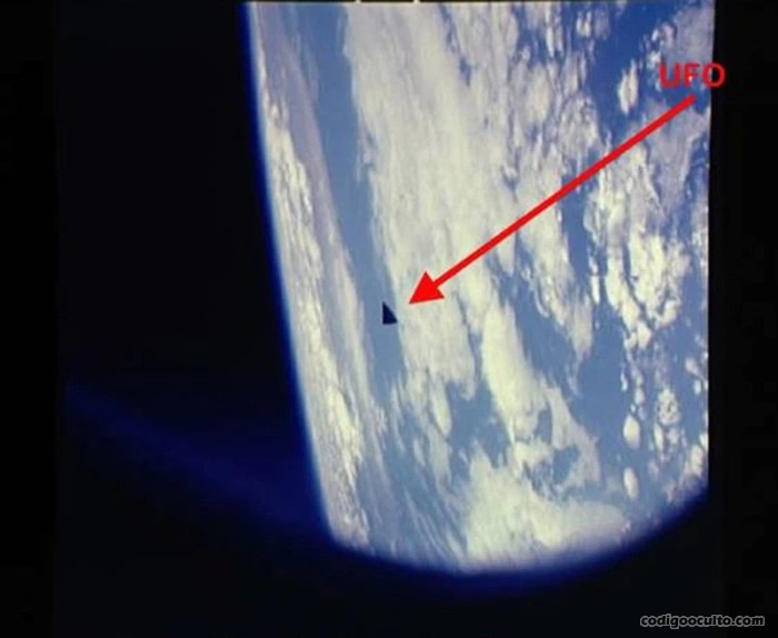 OVNI triangular fotografiado por astronautas estadounidenses a través de una ventana, en el espacio