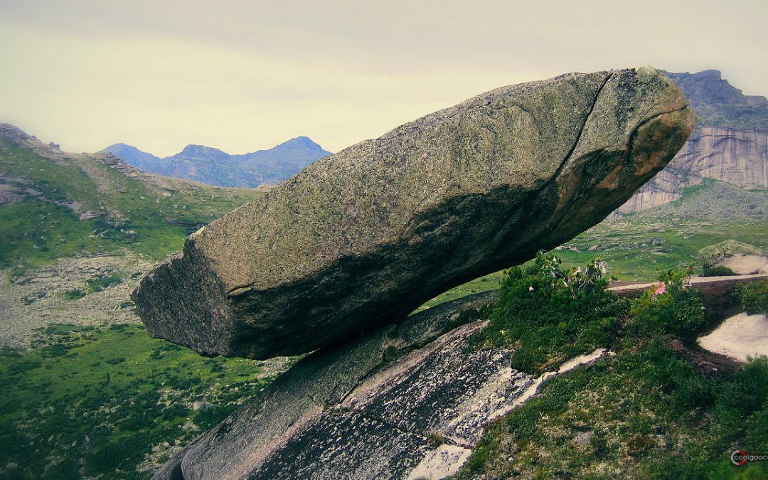 Roca Colgante Gigante de Siberia y la antigua Leyenda de “cambios mundiales”, si se agrieta